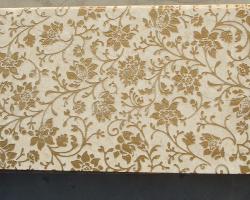 Mármol beige decorado con oro